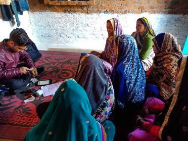 DISTRICT KATNI, INDIA - 16 HAZİRAN 2020: Hindistan köyü kadınları küçük grup toplantı programında Mikro finansman kredisi ödemesi için kalabalıklar.