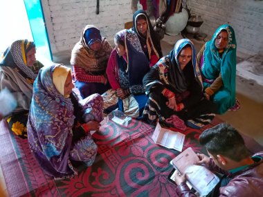 DISTRICT KATNI, INDIA - 16 HAZİRAN 2020: Mikro finansman kredisi ödemesi için gruplanan Hint köyü kadınları, küçük grup toplantısı programı.