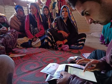 DISTRICT KATNI, INDIA - 16 HAZİRAN 2020: Hindistan köyü kadınları Mikro finansman kredisi ödemesi, küçük grup toplantısı programı için kalabalık.
