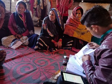 DISTRICT KATNI, INDIA - 16 HAZİRAN 2020: Hindistan köyü kadınları Mikro finansman kredisi ödemesi, küçük grup toplantısı programı için kalabalık.