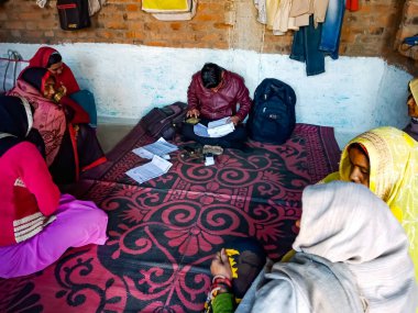 DISTRICT KATNI, INDIA - 16 HAZİRAN 2020: Hindistan köyü kadınları Mikro finansman kredisi ödemesi, küçük grup toplantısı programı için kalabalık.