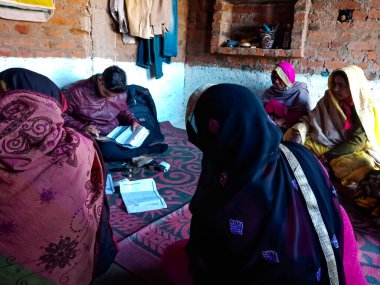 DISTRICT KATNI, INDIA - 16 HAZİRAN 2020: Hindistan köyü kadınları Mikro finansman kredisi ödemesi, küçük grup toplantısı programı için kalabalık.