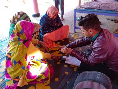 DİSTRİKT KATNI, INDIA - 16 HAZİRAN 2020: Evdeki küçük mikro finansman geri ödeme prosedürü sırasında kadın parmağı elektronik başparmak pedi makinesine dokunuyor.