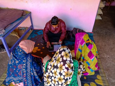 DISTRICT KATNI, INDIA - 16 HAZİRAN 2020: Hindistan köyü kadınları Mikro finansman kredisi ödemesi, küçük grup toplantısı programı için kalabalık.