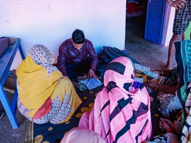 DISTRICT KATNI, INDIA - 16 HAZİRAN 2020: Hindistan köyü kadınları Mikro finansman kredisi ödemesi, küçük grup toplantısı programı için kalabalık.