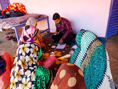 DISTRICT KATNI, INDIA - 16 HAZİRAN 2020: Kadınlar grubu evdeki küçük mikro finansman kredi geri ödeme prosedürü sırasında taksit ödemesi.