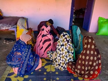 DISTRICT KATNI, INDIA - 16 HAZİRAN 2020: Hindistan köyü kadınları Mikro finansman kredisi ödemesi için toplanıyor, küçük grup toplantısı programı.