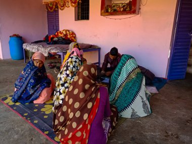 DISTRICT KATNI, INDIA - 16 HAZİRAN 2020: Hindistan köyü kadınları Mikro finansman kredisi ödemesi için toplanıyor, küçük grup toplantısı programı.