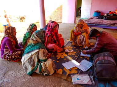 DISTRICT KATNI, INDIA - 16 HAZİRAN 2020: Hindistan köyü kadınları Mikro finansman kredisi ödemesi, küçük grup toplantısı programı için kalabalık.