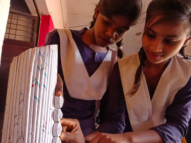 DİSTRİK KATNI, Hindistan - 21 HAZİRAN 2020: Hindistan devlet okulu öğrencileri sınıfta bilim modeli yapıyorlar.