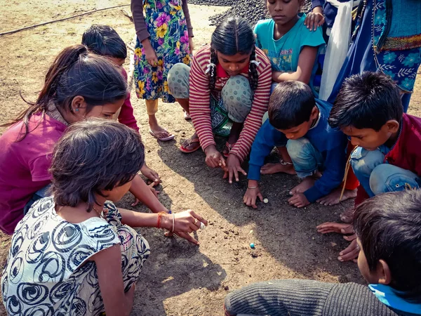 DISTRICT KATNI, INDIA - HAZİRAN 01, 2020: Asyalı fakir köy çocukları taze ve sağlıklı kırsal çevrede golf oynuyorlar.