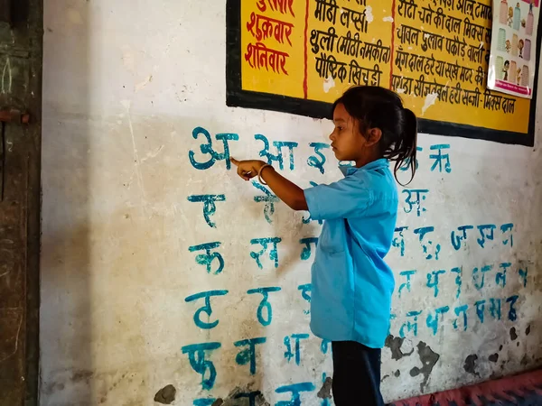 District Katni India January 2020 Дівчинка Індійської Державної Школи Читає — стокове фото