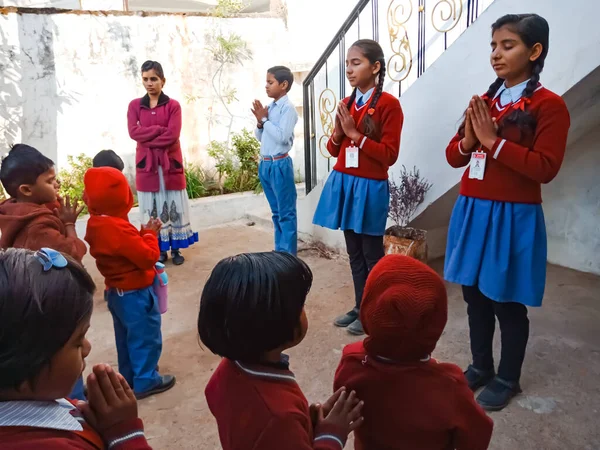 District Katni India Января 2020 Индийские Сельские Школьники Молятся Вместе — стоковое фото