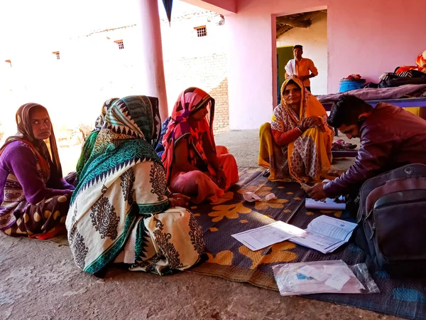 DISTRICT KATNI, INDIA - 16 HAZİRAN 2020: Hindistan köyü kadınları Mikro finansman kredisi ödemesi, küçük grup toplantısı programı için kalabalık.