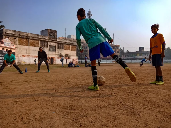 DİSTRİK KATNI, INDIA - 02 Aralık 2019: Hintli şehirli çocuklar güzel gökyüzü sahasının etrafındaki parkta birlikte futbol oynuyorlar.