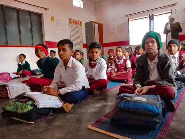 DİSTRİK KATNI, Hindistan - 21 HAZİRAN 2020: Hindistan devlet okulu öğrencileri sınıfta birlikte oturuyorlar.