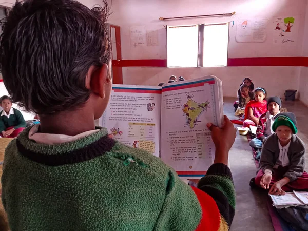 DİSTRİK KATNI, Hindistan - 21 HAZİRAN 2020: Hindistan devlet okulunda Hintçe orta sınıf kitapları okuyan erkek öğrenci.