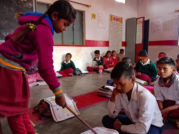 DİSTRİK KATNI, Hindistan - 21 HAZİRAN 2020: Hindistan devlet okulunda öğretmenlik yapan kız öğrenci.