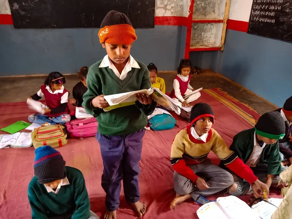 DISTRICT KATNI, Hindistan - 21 HAZİRAN 2020: Hindistan devlet okulu çocuğu sınıfta sübjektif ders kitabı okuyor.