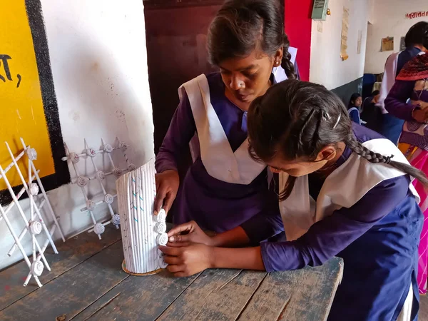 DISTRICT KATNI, INDIA - 21 HAZİRAN 2020: Sınıfta bilim projesi için el sanatları ürünü yapan iki Hint devlet okulu kız öğrencisi.