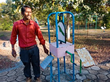 DISTRICT KATNI, INDIA - 23 Ocak 2020: Asyalı bir erkek fen öğretmeni eğitim parkında görüş teorisi kavramına direnç gösteriyor.