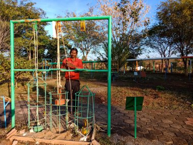 DISTRICT KATNI, INDIA - 23 HAZİRAN 2020: Bir Hint bilim öğretmeni eğitim parkında teori kavramını sunuyor.