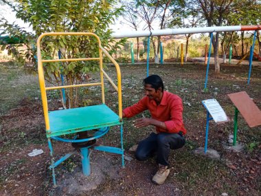 DISTRICT KATNI, INDIA - 23 HAZİRAN 2020: Bir Hintli fen öğretmeni eğitim parkında vida teorisi kavramını kaldırmayı sunuyor.
