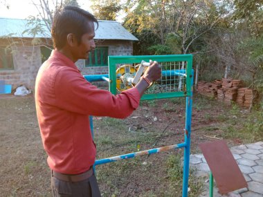 DISTRICT KATNI, INDIA - 23 Ocak 2020: Eğitim parkında Gear tren teorisi sunan Asyalı bir erkek fen öğretmeni.