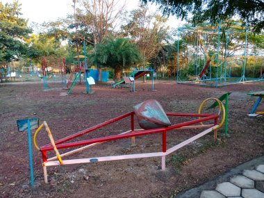 DISTRICT KATNI, INDIA - 23 HAZİRAN 2020: Bir Hintli fen öğretmeni eğitim parkında koni kavramını çift uçlu sundu.