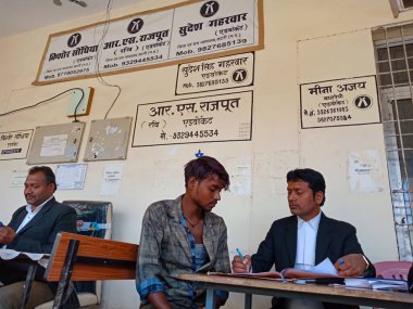 DISTRICT KATNI, INDIA - 27 HAZİRAN 2020: Hintli avukat, Anayasa Mahkemesi binasındaki ofis odasında davayla ilgili suçlanan köylülerle konuşuyor.