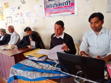DISTRICT KATNI, INDIA - 27 HAZİRAN 2020: Yüksek mahkeme binasındaki ofis masasında çalışan Hintli avukat.