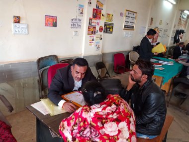 DISTRICT KATNI, INDIA - 27 HAZİRAN 2020: Hintli avukatlar derneği avukatı yüksek mahkeme binasında suçlanan kadınla dava konusunu tartışıyor.