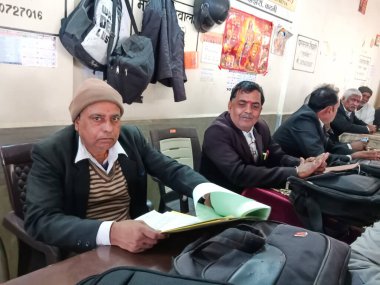 DISTRICT KATNI, INDIA - 27 HAZİRAN 2020: Yüksek mahkeme binasında birlikte oturan Hintli avukatlar derneği üyeleri.