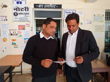 DISTRICT KATNI, INDIA - 27 HAZİRAN 2020: Hintli avukatlar derneği üyeleri yüksek mahkeme binasında meslektaşlarıyla hukuki dava evraklarını tartışıyor.
