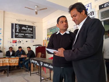 DİSTRİK KATNI, INDIA - 27 HAZİRAN 2020: Yüksek mahkeme binasında birlikte duran iki Hintli avukat.