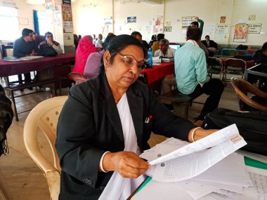 DİSTRİK KATNI, INDIA - 27 HAZİRAN 2020: Yüksek mahkeme binasındaki ofis odasında çalışan Hintli bayan avukat.