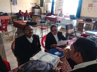 DISTRICT KATNI, INDIA - 27 HAZİRAN 2020: Yüksek mahkeme binasındaki ofis odasında çalışan Hintli avukat grubu.