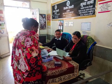 DISTRICT KATNI, INDIA - 27 HAZİRAN 2020: Hintli bayan avukat, Anayasa Mahkemesi binasındaki yoksul kadın ile konuşuyor.