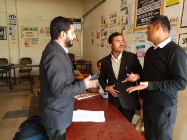 DISTRICT KATNI, INDIA - 27 HAZİRAN 2020: Yüksek mahkeme binasındaki ofis odasında çalışan Hintli avukat arkadaşlar grubu.