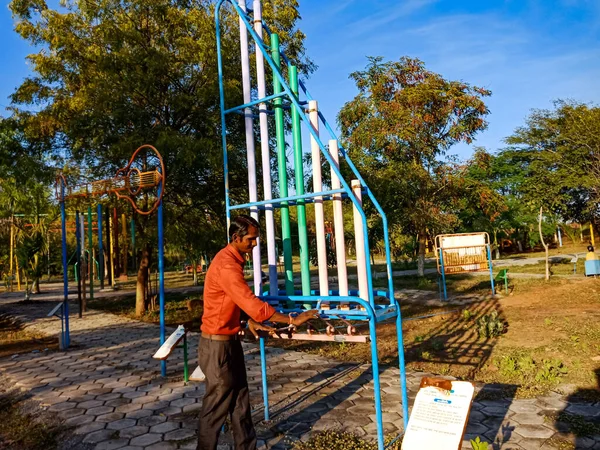 District Katni India 2020年1月23日 教育公園でタラン理論の概念を紹介するインドの科学教師 — ストック写真