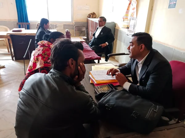 DİSTRİK KATNI, INDIA - 27 HAZİRAN 2020: Hintli avukat, Anayasa Mahkemesi binasında köy halkıyla konuşuyor.