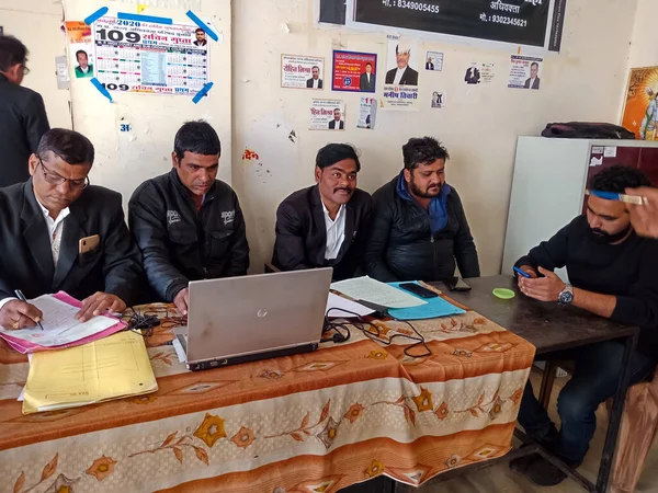 DISTRICT KATNI, INDIA - 27 HAZİRAN 2020: Hintli avukatlar derneği üyeleri yüksek mahkeme binasındaki meslektaşlarıyla dava konusunu tartışıyor.