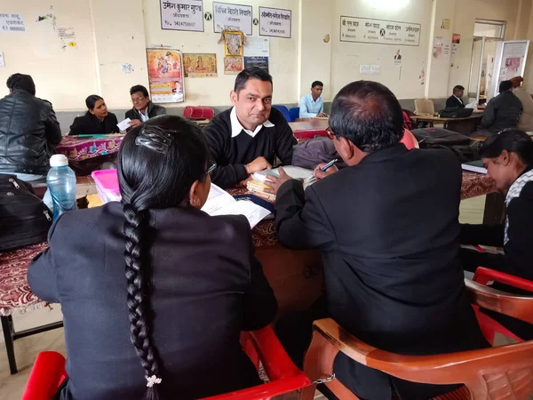 DISTRICT KATNI, INDIA - 27 HAZİRAN 2020: Hintli avukatlar derneği üyeleri yüksek mahkeme binasındaki meslektaşlarıyla dava konusunu tartışıyor.