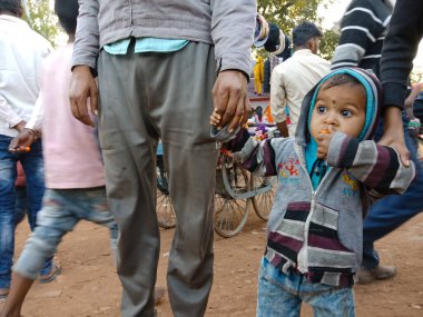 DİSTRİK KATNI, Hindistan - Şubat 02, 2020: Hint köyü küçük kız çocuğu geleneksel etkinlikte babasının elini tutuyor.