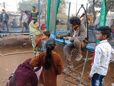 DİSTRİK KATNI, Hindistan - Şubat 02, 2020: Geleneksel etkinlikte eğlenen Hint köyü çocukları.