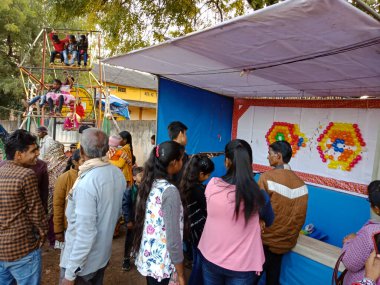 DISTRICT KATNI, Hindistan - Şubat 02, 2020: Geleneksel etkinlikte Hindistan köylüleri Balon silah zoruyla saldırıyor.