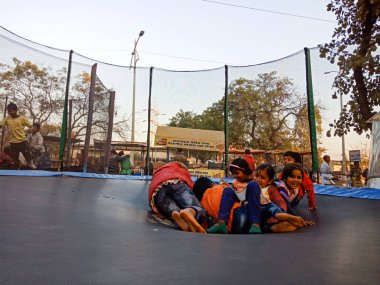 DİSTRİK KATNI, Hindistan - Şubat 02, 2020: Hint köyü çocukları gökyüzü arka planında hava sahanlığında kalabalıklar.