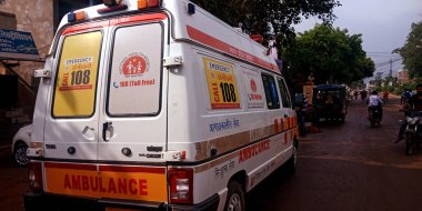 DISTRICT KATNI, INDIA - 08 AĞUSTOS 2019: Hint devlet hastanesi ambulansı kurtarma için yola çıktı.