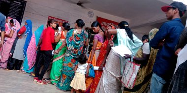 DİSTRİK KATNI, INDIA - 13 Ağustos 2019: Hint köylüleri şehir hastanesini kontrol etmek için sırada bekliyorlar.