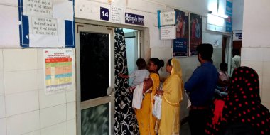 DİSTRİK KATNI, INDIA - 13 Ağustos 2019: Hindistan köyü halkı, devlet hastanesinin çocuk hastalıkları bölümü koğuşunda.